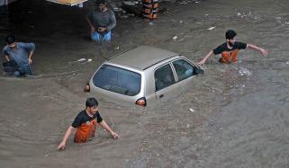شاہراہِ فیصل پر نرسری فرنیچر مارکیٹ بھی بارش کے پانی میں ڈوب گئی، موٹر سائیکل نالے میں گر گئی