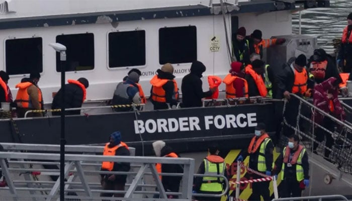 انگلش چینل عبور کرنے کی کوشش، دو تارکینِ وطن ہلاک، 6 کو بچا لیا گیا