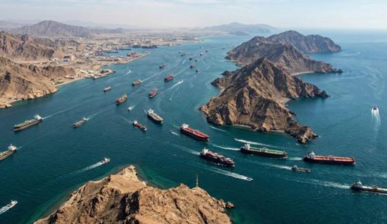 آبنائے ہرمز میں نیا بحری راستہ: عمانی ساحل کے قریب سے 3 بڑے آئل ٹینکرز بچ نکلے