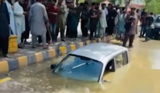 کراچی: طارق روڈ پر کار خاتون سمیت زمین میں دھنس گئی