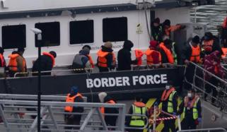 انگلش چینل عبور کرنے کی کوشش، دو تارکینِ وطن ہلاک، 6 کو بچا لیا گیا