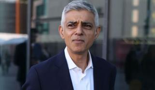 میئر لندن صادق خان کی حفاظت پر مامور پولیس افسران اسلحے کا بیگ سڑک پر بھول گئے