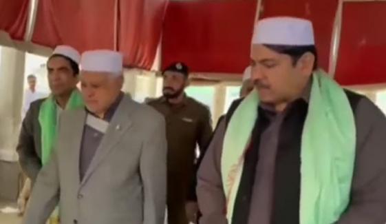 نائب وزیر اعظم محمد اسحاق ڈار کی داتا دربار پر حاضری