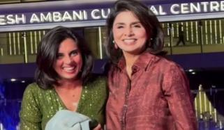 نیتو کپور تقریب میں اپنی ہم شکل کو دیکھ حیران، دونوں نے اکٹھے تصویریں بنوائیں