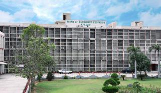 کراچی میٹرک بورڈ کے سالانہ امتحانات ملتوی کردیے گئے