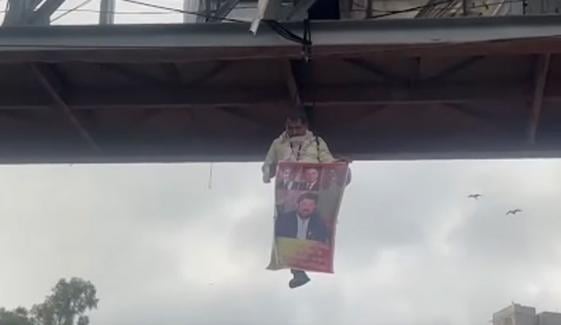 کراچی: کامران ٹیسوری سے ملاقات کا خواہشمند شخص پیڈسٹرین پر لٹک گیا