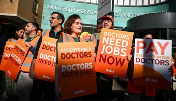 انگلینڈ میں ریذیڈنٹ ڈاکٹروں کی مطالبات کے حق میں 6 روزہ ہڑتال شروع