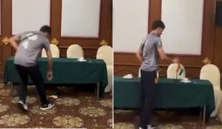 پاکستانی باکسر سمیر خان نے بھارتی جھنڈا زمین سے اٹھا کر واپس میز پر رکھ دیا، ویڈیو وائرل