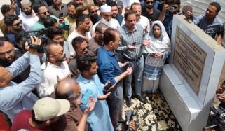 میئر کراچی نے سخی حسن اسٹریٹ کے بحالی منصوبے کا سنگِ بنیاد رکھ دیا