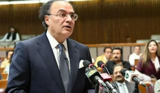 پیٹرولیم مصنوعات پر 129 ارب روپے سبسڈی دے رہے ہیں: وزیرِ خزانہ محمد اورنگزیب