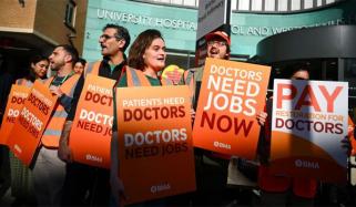 انگلینڈ میں ریذیڈنٹ ڈاکٹروں کی مطالبات کے حق میں 6 روزہ ہڑتال شروع