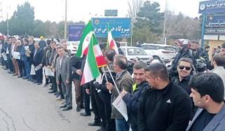 ایرانی عوام اہم پلوں، بجلی گھروں پر جمع، انسانی زنجیر بنادی