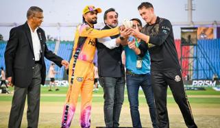 پی ایس ایل 11، پشاور زلمی کا حیدر آباد کنگزمین کیخلاف ٹاس جیت کر بولنگ کا فیصلہ