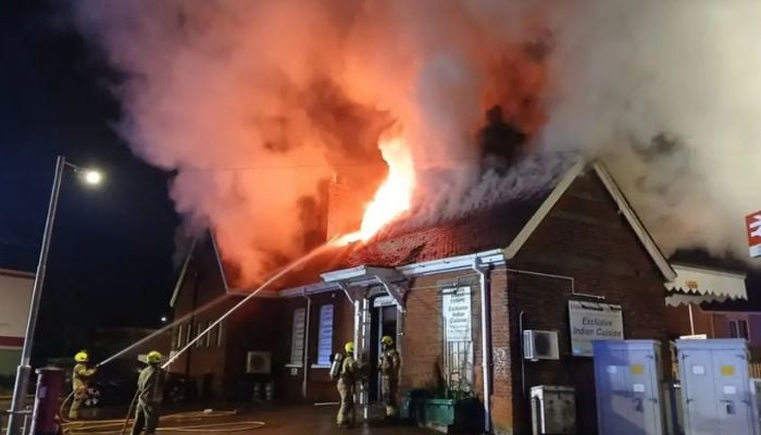 UK: huge fire breaks out at Oulton Broad railway station in Suffolk