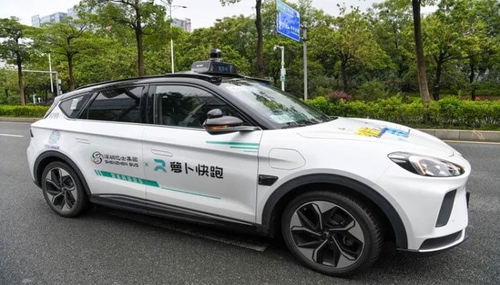 چین میں 100 خود کار ٹیکسیاں اچانک بند، مسافر گاڑی میں پھنس کر رہ گئے