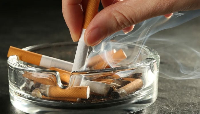 سگریٹ نوشی کو ذہنی کمزوری سے کیوں جوڑا جاتا ہے؟ ماہرین نے وضاحت کردی