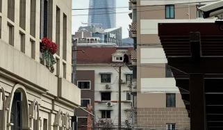 چین: فلیٹ میں بند ہوجانیوالی 89 سالہ خاتون 27 منزلہ عمارت کی بیرونی دیوار سے نیچے اتر آئیں