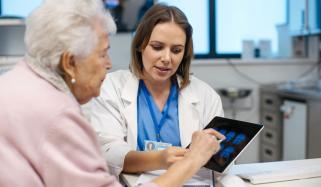 الزائمر کے ٹیسٹ خواتین میں تشخیص میں تاخیر کا باعث بن سکتے ہیں: تحقیق میں انکشاف