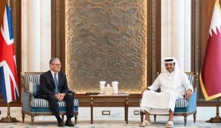 برطانوی وزیراعظم کی دوحہ میں امیر قطر سے ملاقات، عالمی و علاقائی صورتحال پر گفتگو