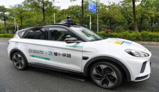 چین میں 100 خود کار ٹیکسیاں اچانک بند، مسافر گاڑی میں پھنس کر رہ گئے