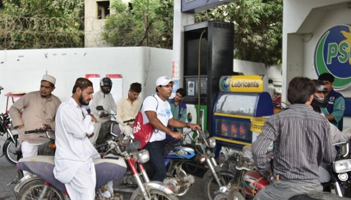پیٹرولیم مصنوعات کی قیمتوں میں کمی پر عوام کا خیر مقدم
