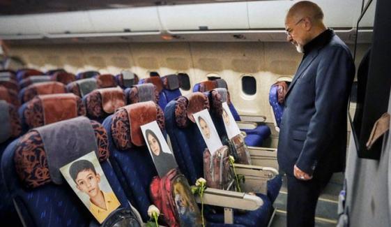 طیارے کی سیٹوں پر شہید بچوں کی تصاویر و بستے، ایرانی اسپیکر باقر قالیباف نے تصویر شیئر کر دی