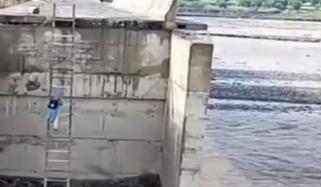 شمالی وزیرستان: سیلاب سے رابطہ پل کا راستہ ٹوٹنے کے باعث شہری سیڑھی کے ذریعے دریا پار کرنے پر مجبور 