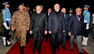 ایرانی مذاکراتی وفد واپس تہران روانہ، اسحاق ڈار اور فیلڈ مارشل نے رخصت کیا