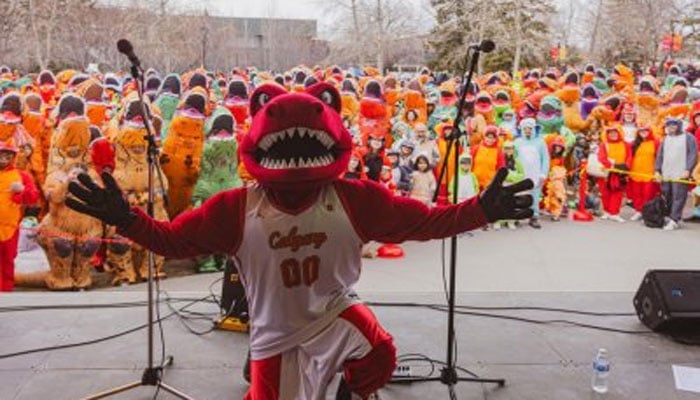 682 افراد کا ڈائنوسار لباس میں اجتماع، گنیز ریکارڈ بنادیا