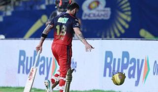 ویرات کوہلی کی نصف سنچری کے بعد آؤٹ ہونے پر غصّے میں ہیلمٹ پھینکنے کی تصاویر وائرل