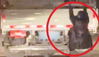 شوہر کی بےوفائی کو رنگے ہاتھوں پکڑنے کیلئے خاتون اسکے ٹرک کے پیچھے لٹک کر سوار ہوگئی