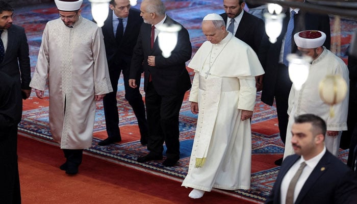 پوپ لیو کا الجزائر میں جوتے اتار کر جامع مسجد کا دورہ