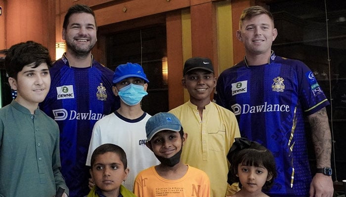 کراچی: کینسر سے متاثرہ بچے گلیڈی ایٹرز کے کھلاڑیوں سے ملنے ہوٹل پہنچ گئے