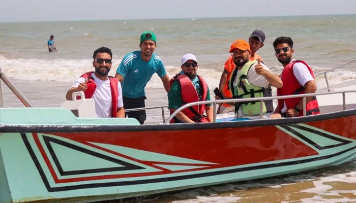 پی ایس ایل 11 میں ریسٹ ڈے پر راولپنڈیز کی کراچی کے ساحل پر پکنک