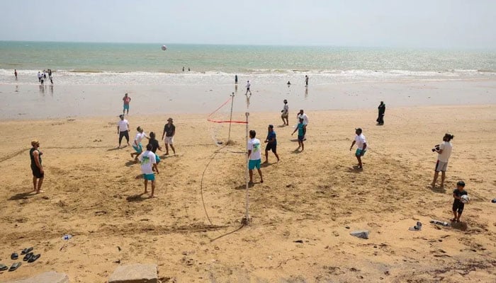 پی ایس ایل 11 میں ریسٹ ڈے پر راولپنڈیز کی کراچی کے ساحل پر پکنک