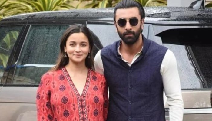 Alia Bhatt, Ranbir Kapoor celebrate 4th anniversary with snowy vacation snaps