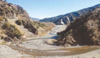 جنوبی وزیرستان: عوام سونا نکالنے پہنچ گئے، نالے کا پانی پارے سے آلودہ