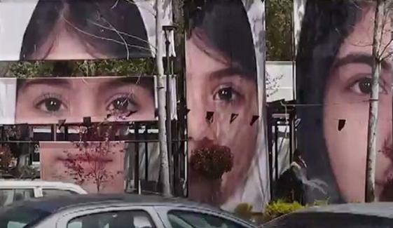 تہران: تجریش اسکوائر پر امریکی حملے میں شہید بچیوں کی تصاویر آویزاں
