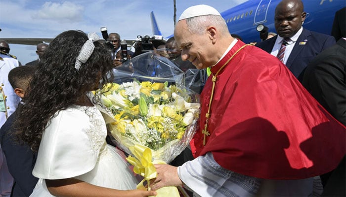 پوپ لیو چہاردہم کا گزشتہ روز کیمرون کے یاونڈے ایئر پورٹ پہنچنے پر استقبال کیا جارہا ہے(تصویر بشکریہ ویٹی کن میڈیا)۔