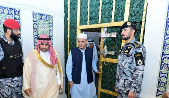 وزیرِ اعظم شہباز شریف کیلئے روضۂ رسول ﷺ کے دروازے کھولے گئے