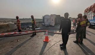 کراچی سے لالہ موسیٰ جانے والا آئل ٹینکر موٹر وے ایم 3 پر پیر محل کے قریب اُلٹ گیا