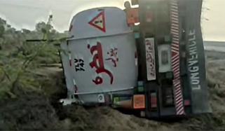 ڈرائیور کو نیند آ گئی، کراچی سے 40 ہزار لیٹر پیٹرول لے جانیوالا ٹینکر پیر محل کے قریب اُلٹ گیا