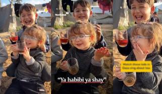 غزہ: مشکل حالات مگر ننھے بہن بھائی کی چائے پر خوبصورت دھن نے دل جیت لیے