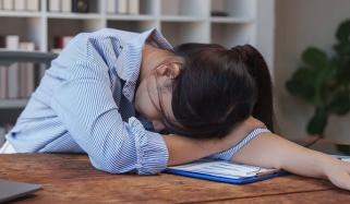 تنخواہ سے ناخوش چینی خاتون کا دفتر میں 5 گھنٹے سوکر انوکھا احتجاج 