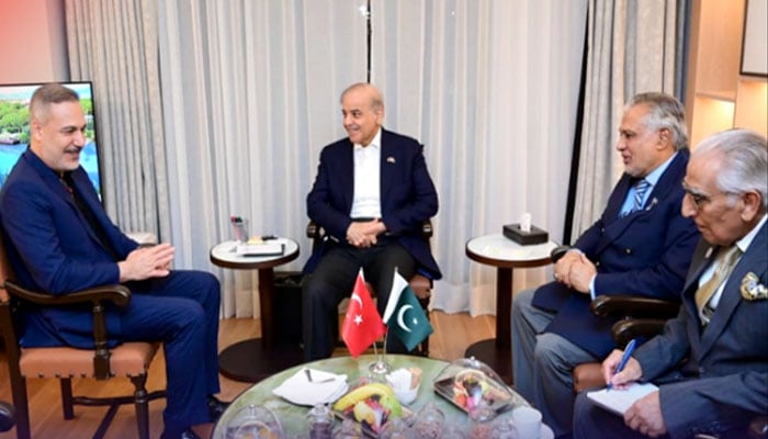 وزیرِاعظم شہباز شریف کی ترک وزیر خارجہ سے ملاقات