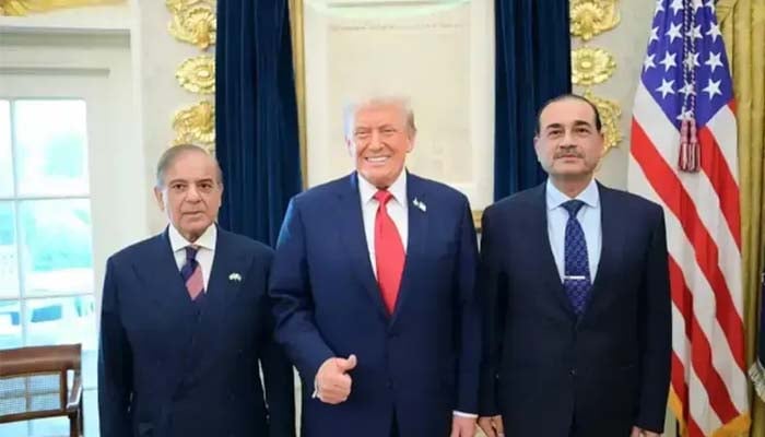 Trump lauds PM Shehbaz, CDF Munir following Hormuz reopening