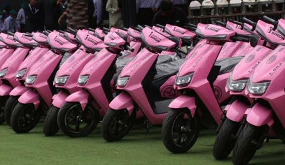 سکھر، پنک اسکوٹی تقسیم تقریب، دلچسپ واقعہ، ہلچل مچ گئی