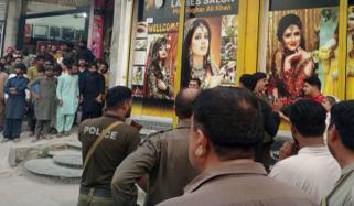 لودھراں: بیوٹی پارلر میں شادی سے 1 گھنٹہ پہلے قتل کی گئی لڑکی کی نمازِ جنازہ ادا