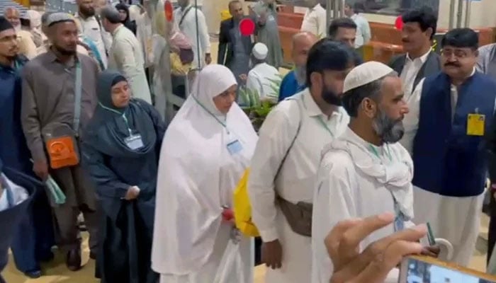 کراچی سے پہلی حج پرواز 160 عازمین کے ساتھ روانہ