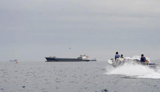 آبنائے ہرمز عبور کرنے کی کوشش پر دو تجارتی جہازوں پر فائرنگ کی گئی